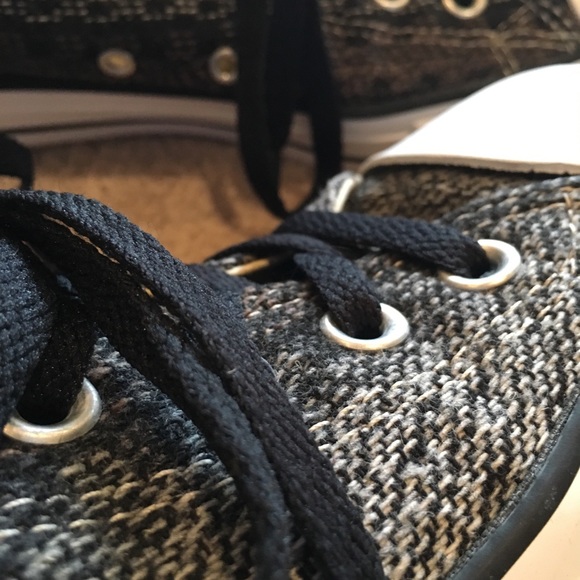 Converse !! - Picture 2 of 3